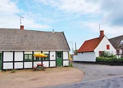 Ferielejlighed beliggende i det stadig aktive fiskerleje Aarsdale, hvor der i den lille havn ligger lystbåde og fiskekuttere. Ferielejligheden har fælles udendørsareal på 300 m2 og P-plads med 2 a ...