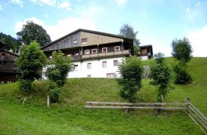 Dette gamle bondehus har gennemgået en istandsættelse, hvor der blev kælet for detaljen og hvor det originale præg omhyggeligt blev bevaret. Der venter jer en dejlig udsigt fra sengen, lige så s ...