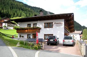 Lejlighed med altan og skøn udsigt over de Karniske Alper. Flot wellness-område i huset. Sauna og solarium mod gebyr. Vandreparadis med mulighed for guidede ture. ...