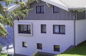 I nationalparken Hohe Tauern ved foden af Großglockner, der er det højeste bjerg i Østrig, finder I dette traditionelle, ombyggede og gennemrenoverede hus. Den fantastiske panoramaudsigt fra den s ...