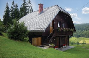 Denne oprindelige gårdtilbygning er bygget om til et feriehus med åben indretning. Træhusets første sal og haven har I helt for jer selv. Ejeren bor på gården ved siden. I kan altså nyde forde ...