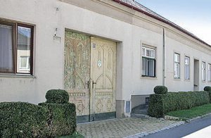 Kæmpe ferielejlighed på en typisk gård i Weinviertel. Rummelig med mange værelser. Påfuglegård og kyllingefarm i avlsbygning. Egen terrasse. Kun 40 km. til Wien. ...