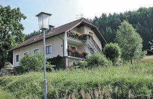 Her råder I over en storstilet ferielejlighed med kakkelovn beliggende i Schönbach midt i skovene i Waldviertel. Lejligheden ligger i et nyrenoveret hus i landlige og rolige omgivelser. Om sommeren ...