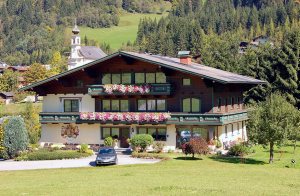  Idyllisk beliggende lejligheder med stor fælles græsplæne og legeplads.Bordtennis, sauna og meget andet. Der er mange aktivitetsmuligheder i nærheden. ...