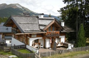 Hochkrimml ligger på en højslette i ca. 1.600 meters højde, på grænsen mellem Salzburg og Tyrol. Her ligger dette eksklusive og hyggelige hus med to ferielejligheder. Besøg det enestående natu ...