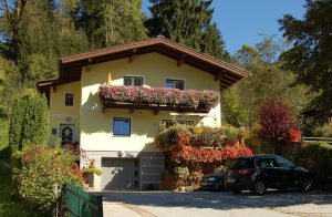 Rustik og hyggeligt møbleret ferielejlighed i flotte omgivelser og omgivet af skov. Med altan på 1. sal (se også ASA389). ...