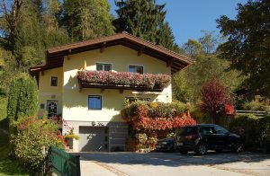  I Wagrain, i Salzburger Land, ligger denne rustikke og hyggeligt møblerede ferielejlighed på 1. sal med åben altan (se ASA388). ...