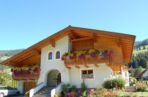 Denne lejlighed med egen indgang ligger i et nyt hus. Der er adgang til alle værelser fra mezzaninen. ...