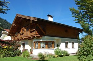 Hyggelig, nyindrettet kvistlejlighed i pragtfulde omgivelser - både for sportsentusiaster og børn. Rutsjebane til børn. ...