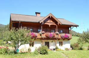 Hyggeligt og rustikt indrettet ferielejlighed på en bondegård omgivet af enge og have. Ikke-rygerhus. (se også ASA470). ...