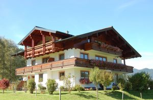 Denne hyggeligt indrettede ferielejlighed med en dejlig, solrig altan ligger på 1. sal. Nabo til ASA548 og ASA549. Bordtennis. Morgenbrød kan bestilles. ...