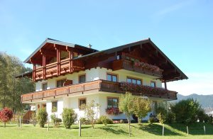 Denne velholdte ferielejlighed på 1. sal med altan ligger med ASA547 og ASA549 i et familiært hus med bordtennis i nærheden af en inlineskaterpark, en sommerkælkebane og badesøer. ...