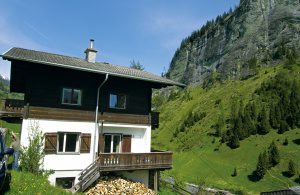 Hyggeligt indrettet hus med herlig beliggenhed og dejlig udsigt over dalen Großarltal. Huset ligger midt i naturen, men der er ikke langt til indkøb. Om sommeren starter vandreturen lige uden for d ...