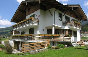  Lejlighederne (ASA582-585) i huset Försterlisl er indrettet med omhu i landhusstil og opfylder også høje krav. Huset selv ligger roligt, centralt og solrigt. Vandre- og cykelstier igennem dalen ka ...