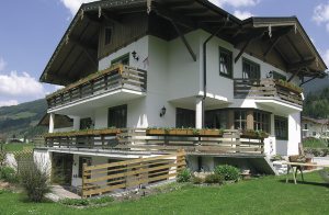  Lejlighederne (ASA582-585) i huset Försterlisl er indrettet med omhu i landhusstil og opfylder også høje krav. Huset selv ligger roligt, centralt og solrigt. Vandre- og cykelstier igennem dalen ka ...