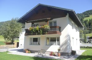 Dette hyggelige feriehus er meget godt og komfortabelt indrettet i landlig stil. Haven og græsplænen er som skabt for børns spil og leg. Et ideelt udgangspunkt for dejlige vandreture om sommeren. ...