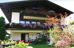  Nyd fritiden i feriehuset 'Marianne'. Hvad enten vandring, sommerkælkning eller paragliding er jeres yndlingsbeskæftigelse, så byder Abtenau på gode muligheder for en afslappende, såvel som akti ...