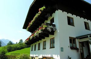 Dejlig ferielejligheder i et bondehus midt i nationalparken Hohe Tauern. Mange udflugts-, sports-, og vandremuligheder i nærheden. I den store have kan børnene lege. ...