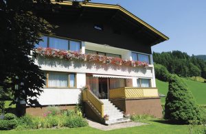 Nyd jeres ferie i disse to pænt indrettede ferielejligheder i udkanten af Wagrain. Begge ferielejligheder har altan og en stor plæne indbyder til afslapning. I og omkring Wagrain er der mange vandr ...