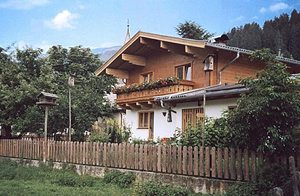 Denne ferielejlighed på 1 .sal ligger i 'Wagnerhäusl', tilhørende familien Innerhofer. Ideelt for dem vil: Vandre, fiske og mountainbike. Krimmler-vandfaldene 20 km. ...