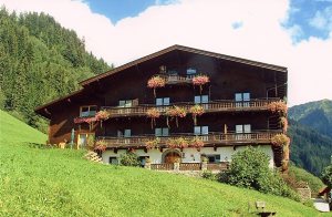 FOR GRUPPER PÅ OP TIL 40 PERSONER! Dette smukke tidligere pensionat har en vidunderlig, dejlig og rolig beliggenhed ved skovbrynet i Thumersbach, som er en bydel i Zeller. Her er et restaurantkøkke ...