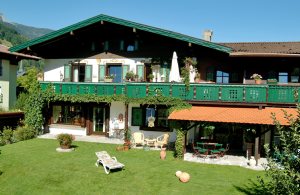 Disse to hyggelige ferielejligheder er et godt udgangspunkt for talrige vandre- og cykelture om sommeren. Byens centrum ligger kun 3 min herfra. Nyd svømmeture i Alpe-Solarbadet eller andre aktivite ...