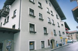 Disse to hyggeligt indrettede ferielejligheder ligger i huset Renate direkte i det rolige centrum af landsbyen Rauris. Utallige vandrestier fører gennem den idylliske dal. Et friluftsbad med vandrut ...