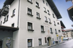 Disse to hyggeligt indrettede ferielejligheder ligger i huset Renate direkte i det rolige centrum af landsbyen Rauris. Utallige vandrestier fører gennem den idylliske dal. Et friluftsbad med vandrut ...