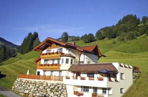 Huset Lindorfer, der blev bygget for få år siden og fik en tilbygning i efteråret 2006, råder over hyggelige ferielejligheder (ASA739 og 728), der vender mod solen. På den 70 m2 store og fælles ...