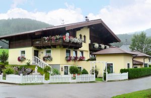 Denne smukke lejlighed ligger absolut i et roligt kvarter, ca 4 km fra Filzmoos. Omgivet af bjerge ved foden af Bischofsmütze og dermed et ideelt udgangspunkt for vandreture. Gratis brug af sauna. S ...