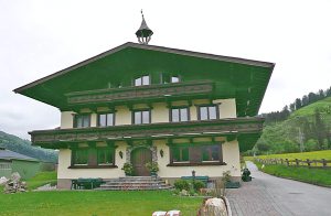  Disse fire rustikt indrettede ferielejligheder (ASA849-851 og ASA876) ligger på en børnevenlig bondegård i den smukke landsby Taxenbach, midt i det salzburgske bjerglandskab. Talrige sætere byder ...