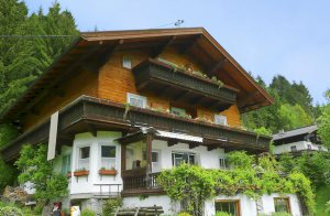 Her i Neukirchen finder I dette hyggelige, store hus med en rustik indretning. En kakkelovn står til rådighed. Værelsernes inddeling er meget god og køkkenet byder på meget plads. Fra altanerne ...