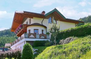  Disse 2 smukke og nyrenoverede lejligheder ligger meget smukt på en bakke ovenfor Radstadt. Beliggenheden er ideel for dem, der kunne tænke sig at tage på vandreture. Det er muligt at leje mountai ...