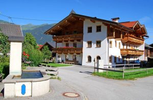 Disse to dejlige ferielejligheder (ATI102-103) ligger i Hainzenberg i den smukke Zillertal. Denne lille by ligger på en skråning over Zell am Ziller, hvorfra man har en pragtfuld udsigt over den om ...