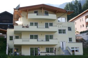  I det nybyggede hus La Vita ligger 5 moderne ferielejligheder (ATI151-153, ATI164-165), nogle med balkon, nogle med terrasse. Lejlighederne er meget velholdte og smukt indrettet. Selve huset ligger i ...