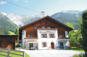 På et roligt og idyllisk sted i den lille by Pettneu am Arlberg ligger disse 4 hyggeligt indrettede ferielejligheder, dels med balkon, dels med terrasse. Indkøbsmuligheder og restauranter er kun fà ...
