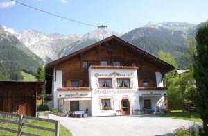 På et roligt og idyllisk sted i den lille by Pettneu am Arlberg ligger disse 4 hyggeligt indrettede ferielejligheder (ATI154-156, ATI595), dels med balkon, dels med terrasse. Indkøbsmuligheder og r ...