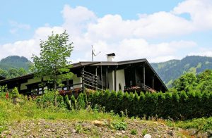 I Kitzbühel-alperne venter en luksus bjerghytte på jer! Hytten ligger i rolige omgivelser ovenfor byen Kitzbühel i en pragtfuld natur. Atmosfæren i hytten bliver fuldendt af den smagfulde indretn ...