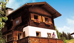 Langt væk fra masseturisme ligger dette dejlige hus fra det 18. årh. Fælles grund med husejer. 1500 m.o.h. ...