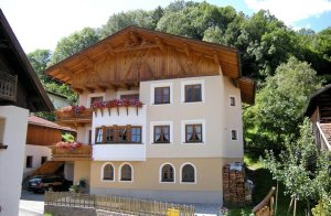 To komfortabelt indrettede ferielejligheder med balkon og herlig bjergudsigt fra selve huset. Pians ligger ved Landeck im Oberinntal. Bordtennis i huset. Tennisbane i byen. Pga. af den centrale belig ...