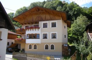 Denne hyggelige og moderne indrettede ferielejlighed ligger tæt ved Landeck am Inn. Fantastisk område til skisport og vandreture. Bordtennis i huset (se ATI285). ...