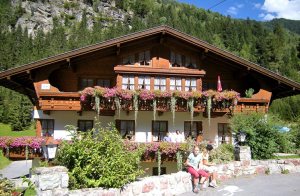 Idyllisk beliggende ferielejlighed i stueetagen. Alpine omgivelser. Mulighed for at købe kort til Pitztal inkl. morgenbrød/-mad. Se flere infos under ATI310. ...