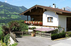 Lejlighed i tyrolerstil i Zillertal. Ideelt udgangspunkt for bjergvandring. Vinterudlejning muligt. ...