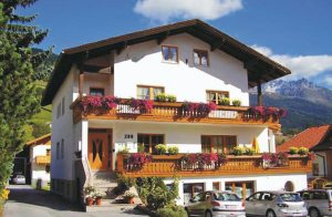 Nauders ligger i skæringspunktet, hvor 3 landes grænser mødes; lige ved Reschenpass, som danner Tyrols grænse til Italien. Området er meget populært på grund af den centrale beliggenhed i forh ...