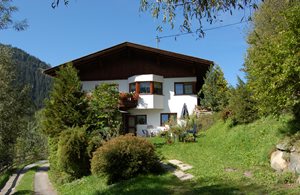 Flot ferielejlighed i Pitz-dalen. Skøn panoramaudsigt over dalen. Fælles vaskemask. Se også ATI347/441. ...