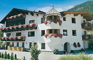 Denne lyse og moderne ferielejlighed på 2. sal er smagfuldt indrettet og ligger ikke langt fra St. Anton og Landeck, i samme hus som ATI282/368/369. ...