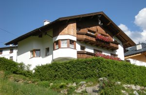 Denne solidt og praktisk møblerede ferielejlighed på første sal med altan ligger på en lukket naturgrund. Nabo til ATI432. ...