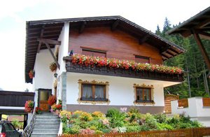 Denne lejlighed er indrettet i tyrolerstil. Alle værelser har balkon. Der løber en bæk forbi grunden. Gratis adg. til sauna 1/g ugen. Infrarødsauna. Dampbad. Bordtennis. Trådløst internet mod g ...