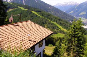  Schönberg er et lille kommune med landligt præg. Den ligger i ca. 1000 m højde over søen og kun 10 minutters bilkørsel fra Innsbruck. Schönberg, ved indgangen til Stubaidalen, ligger centralt,  ...