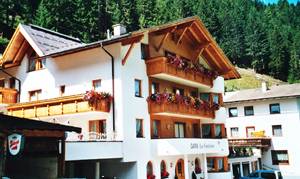  Lys og venligt indrettet ferielejlighed med herlig udsigt. Væk fra masseturismens larm. Se ATI504. ...